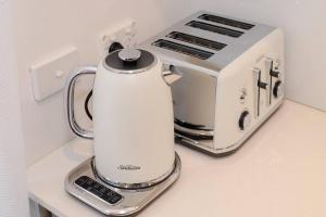 Walk to Beach Escape @ Cronulla - 2Bdrm- Parking