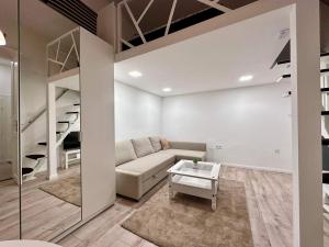 Roxy Studio 4-B