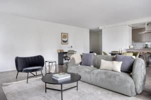 Back Bay 2br w gym nr Prudential Center BOS-299A