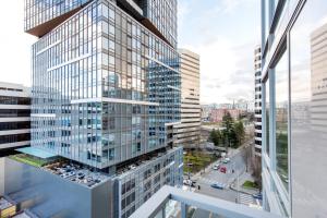 S Lake 2BR w Gym BBQ nr Amazon SEA-82