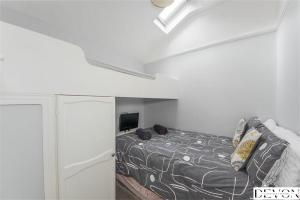 Loveliest Homes Paignton - Casa Marina - 3 bed, 2 bathroom house, balcony, parking