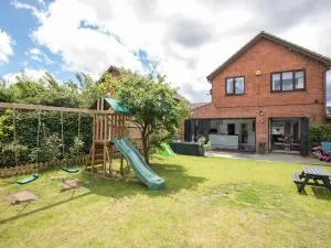 Pass the Keys Gorgeous Family Home Near River Thames-Old Windsor - Wraysbury