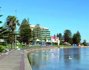 A-The Entrance Private Water Front 1 bedroom appartment at the Oaks