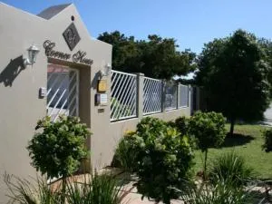 Corner House Accommodation - Summerstrand