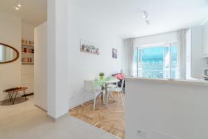 GuestHost - Comfy Apartment with Private Parking