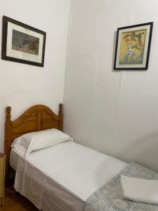 Single Room with Shared Shower and Toilet room in Pensión Teruel