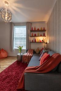 The Wanderlust - 1 Bedroom Apartment l Sleeps 4 with Sofa Bed l Central Location, Free WiFi, restaurant and Tesco nearby l Perfect for Business & Leisure Travelers l