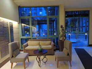 Palmtree Two Villas Across Terminal 3 or Manila Airport