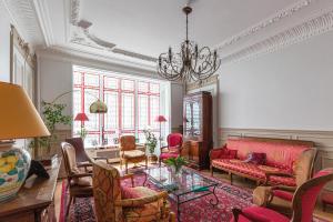 Veeve - Classical Features in the 9th