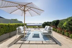 King Bedroom Waterfront Courtyard Apartment - Como