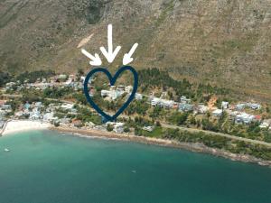 Harbour Views - 2 bedroom, sleeps 4 with private pool and large veranda!