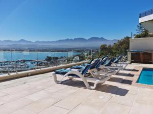 Harbour Views - 2 bedroom, sleeps 4 with private pool and large veranda!