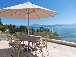 Harbour Views - 2 bedroom, sleeps 4 with private pool and large veranda!