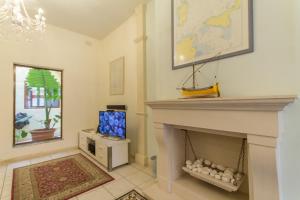 Well Located Townhouse & Courtyard Kalka - Happy Rentals