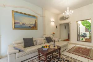 Well Located Townhouse & Courtyard Kalka - Happy Rentals