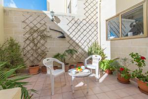 Well Located Townhouse & Courtyard Kalka - Happy Rentals