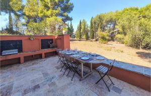 Maisons de vacances Amazing Home In Ouveillan With Outdoor Swimming Pool And 5 Bedrooms : photos des chambres