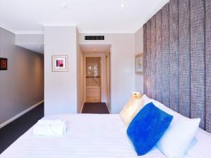 Metropolis Queen Studio with Indoor Pool Balcony