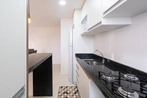 Apartamento com VISTA MAR, Ar-condicionado, Wi-Fi Condomínio com PISCINA, quadra de esportes Playground infantil a 15 minutos do Beto Carreiro