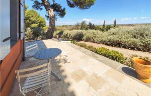 Maisons de vacances Amazing Home In Ouveillan With Outdoor Swimming Pool And 5 Bedrooms : photos des chambres