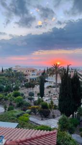 Regina Gardens Sunset with Fast Free Wi-Fi and Late Check-Out - 4hvězdičkové hotely ve městě Pafos