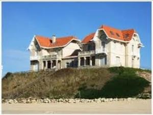 Bel appartement T3 à 50m de la plage, balcon, parking, pour 4 - FR-1-521-14