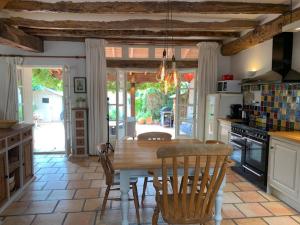 Sleeps 6 Vineyard Escape- PetsOK & Airport Access
