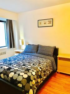 Stylish Montreal Apartment: Comfortable Stay in the Golden Square Mile