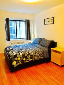Stylish Montreal Apartment: Comfortable Stay in the Golden Square Mile