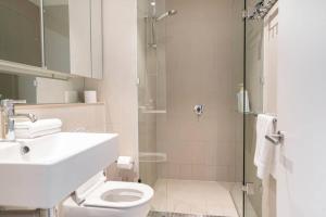 Waterfront 2BR Docklands apt w Balcony&FreeParking#8316