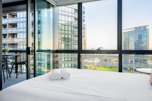 Waterfront 2BR Docklands apt w Balcony&FreeParking#8316