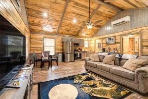 Pet-Friendly Broken Bow Cabin Near Lukfata Creek!