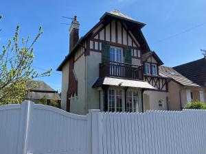 Maisons de vacances Villa calme et spacieuse pres de la plage, avec jardin et WIFI a Villers-sur-Mer - FR-1-712-53 : photos des chambres
