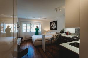 Romantic JUMP Studio overlooking river, free parking 