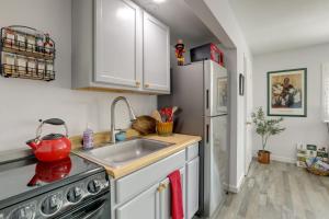 Hot Tub and Grill Pet-Friendly Apt, Walk to Midtown