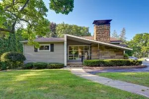 Pet-Friendly Michigan Escape with Patio and Gas Grill! - Флинт