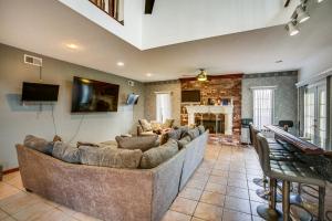 4 Mi to Bourbon St Spacious Retreat with Wet Bar!