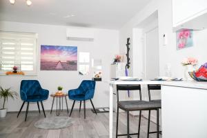 Blue apartment with FREE parking 
