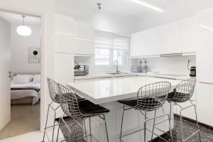 Bright and roomy apartment, in the heart of Athens