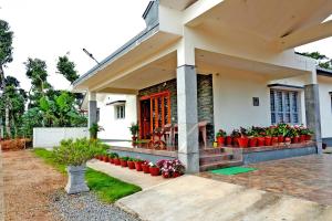 Chimneys Homestay - Full House, Near to Falls & Trek