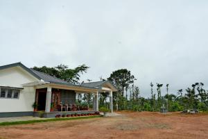 Chimneys Homestay - Full House, Near to Falls & Trek