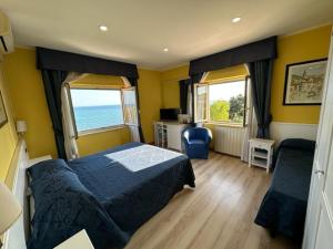 Triple Room with Sea View room in Hotel L'Isola