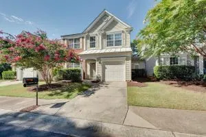 Charlotte Townhome with Deck 18 Mi to Downtown! - روك هيل