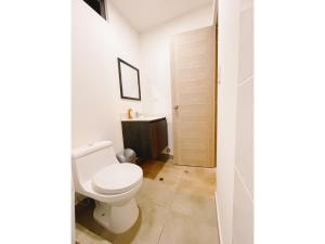 Amplia habitación privada con baño privado y TV