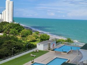 Fantastic Beach condo with pool and mountain views