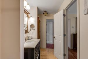 Woodbridge Condo by Snowmass Vacations