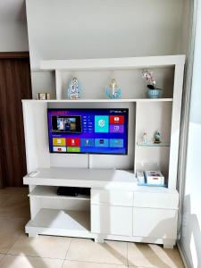 Fantastic Beach condo with pool and mountain views