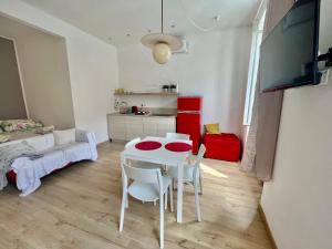 Alla Scalinata del Teatro Rossetti confort suites parcheggio