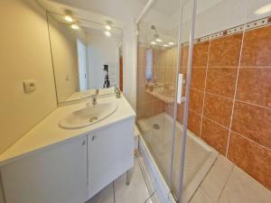 Appartements Appartement moderne 3 pieces avec balcon, ascenseur, proche plages et commerces, parking inclus - FR-1-349-64 : photos des chambres