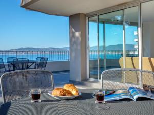 2 Pièces avec Balcon et Terrasse - Plage à 50m - Clim, WiFi, Parking - FR-1-466A-17